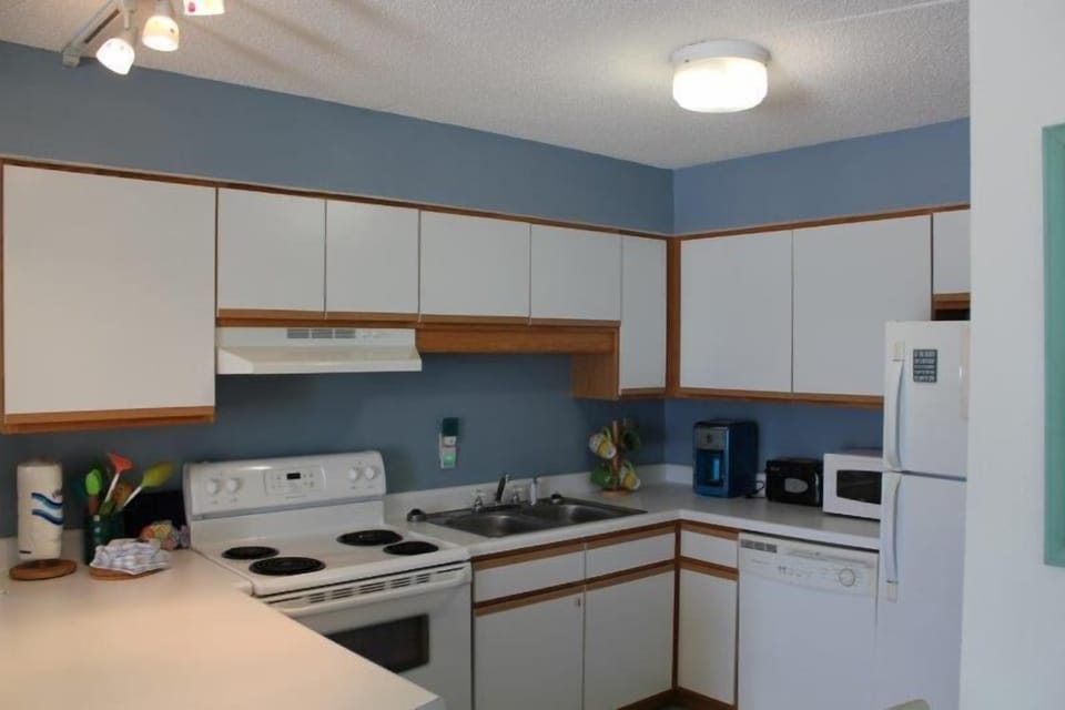 Condo, 1 Bedroom, Balcony, Beachfront (52) | Private kitchen | Full-size fridge, microwave, oven, stovetop