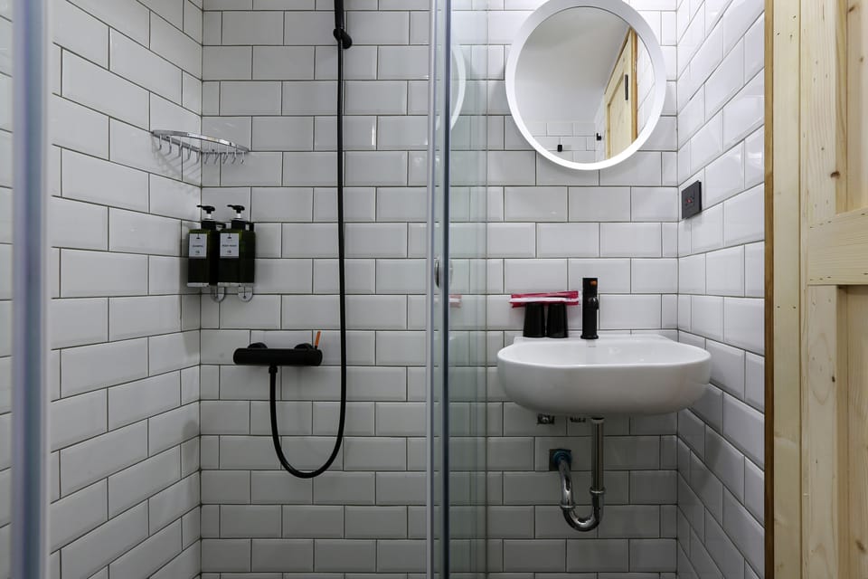 Economy Twin Room, 2 Twin Beds | Bathroom | Shower, free toiletries, hair dryer, towels