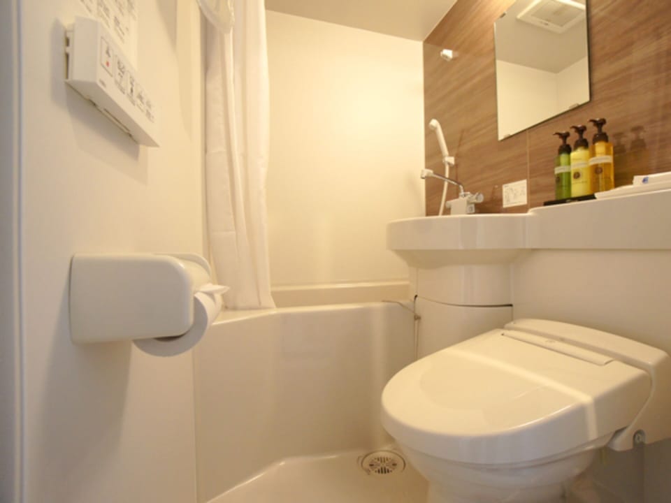 Combined shower/tub, deep soaking tub, free toiletries, hair dryer