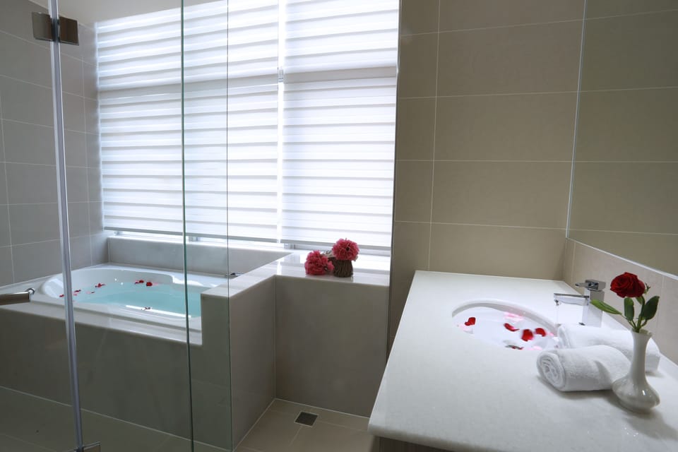 Yoai Suite Room | Desk, free WiFi, bed sheets