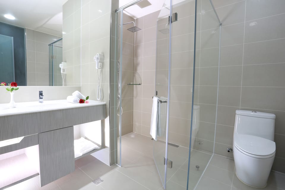 Family Quadruple Room | Bathroom | Shower, hair dryer, slippers, towels