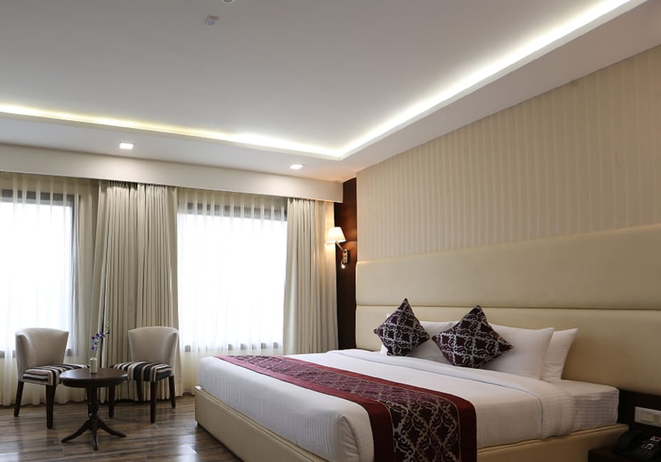 Club Double Room, 1 Queen Bed, Smoking | Minibar, in-room safe, desk, blackout drapes