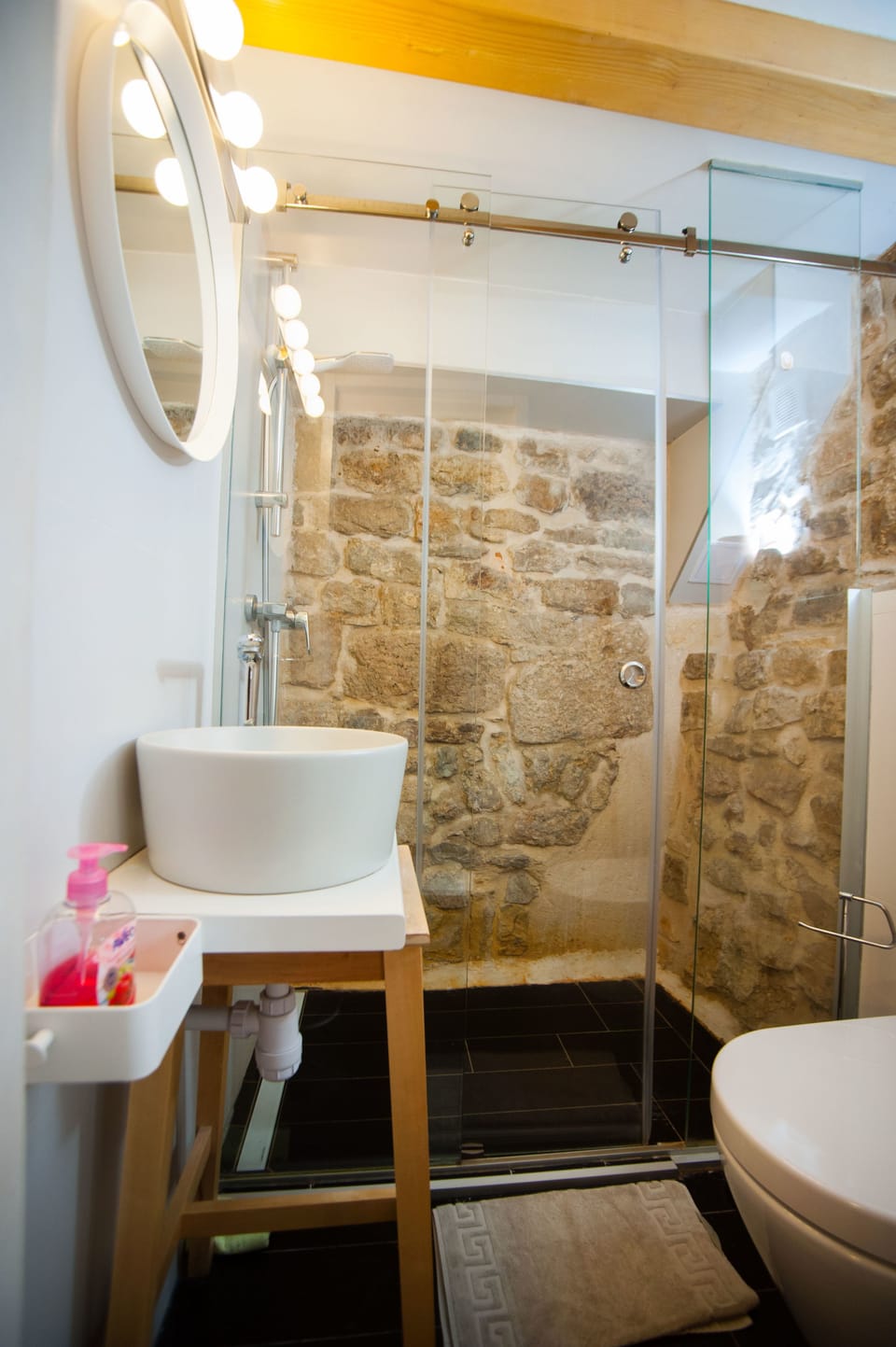Deluxe Triple Room | Bathroom | Shower, rainfall showerhead, free toiletries, hair dryer