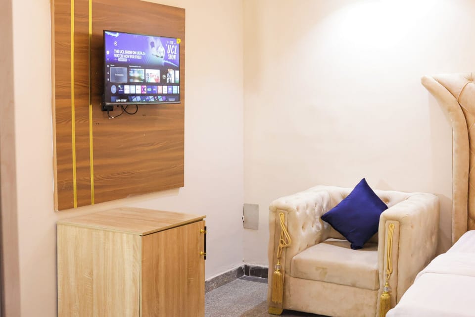 Deluxe Room | In-room safe, desk, laptop workspace, blackout drapes