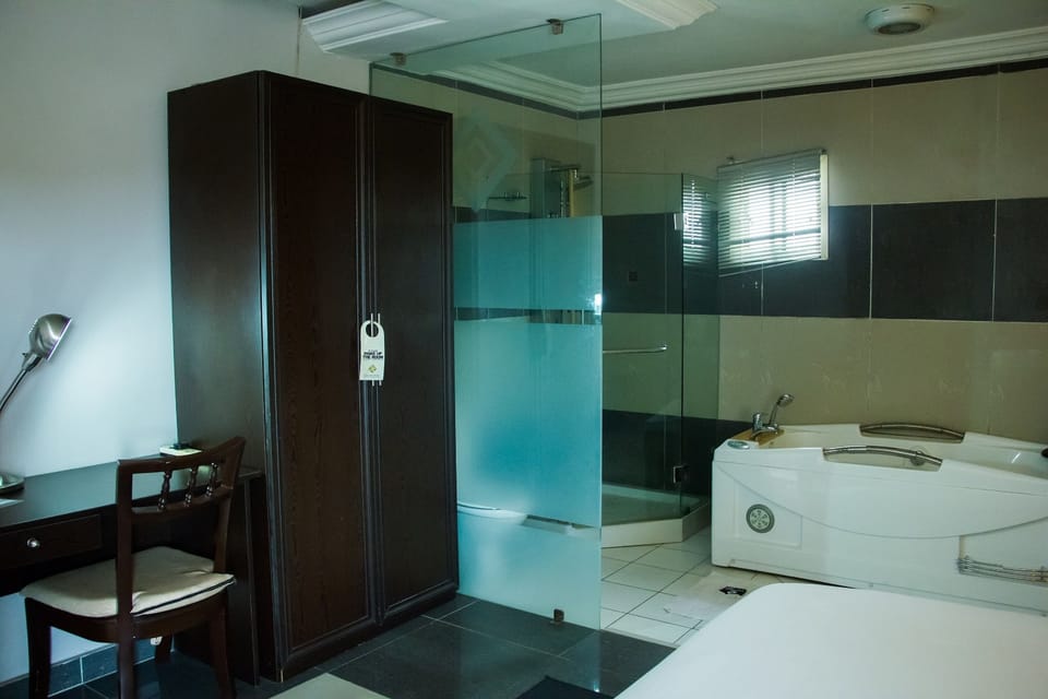 Linton Host  | In-room safe, desk, laptop workspace, blackout drapes