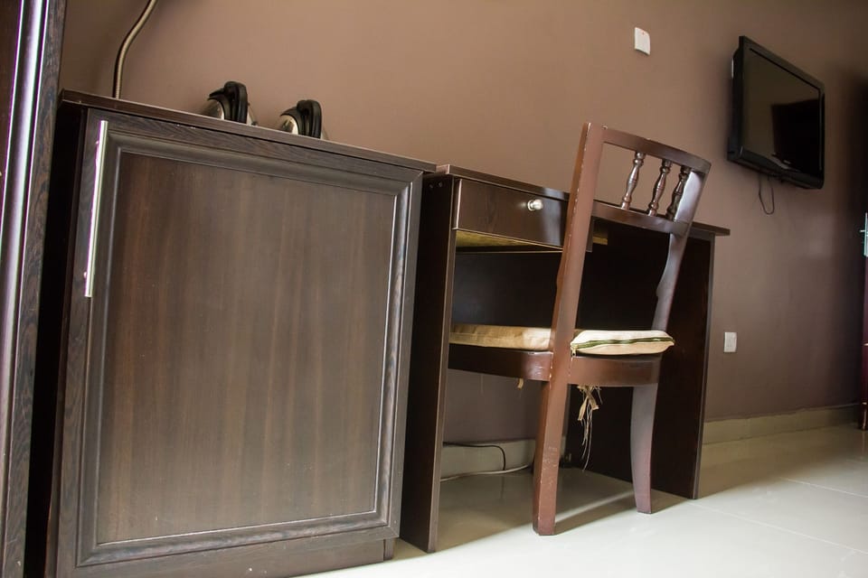 Deluxe Executive  | In-room safe, desk, laptop workspace, blackout drapes