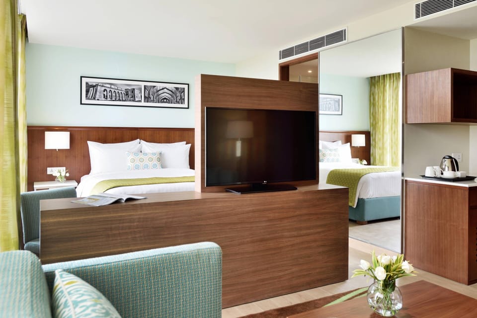 Studio Suite, 1 Bedroom | Pillowtop beds, in-room safe, desk, soundproofing