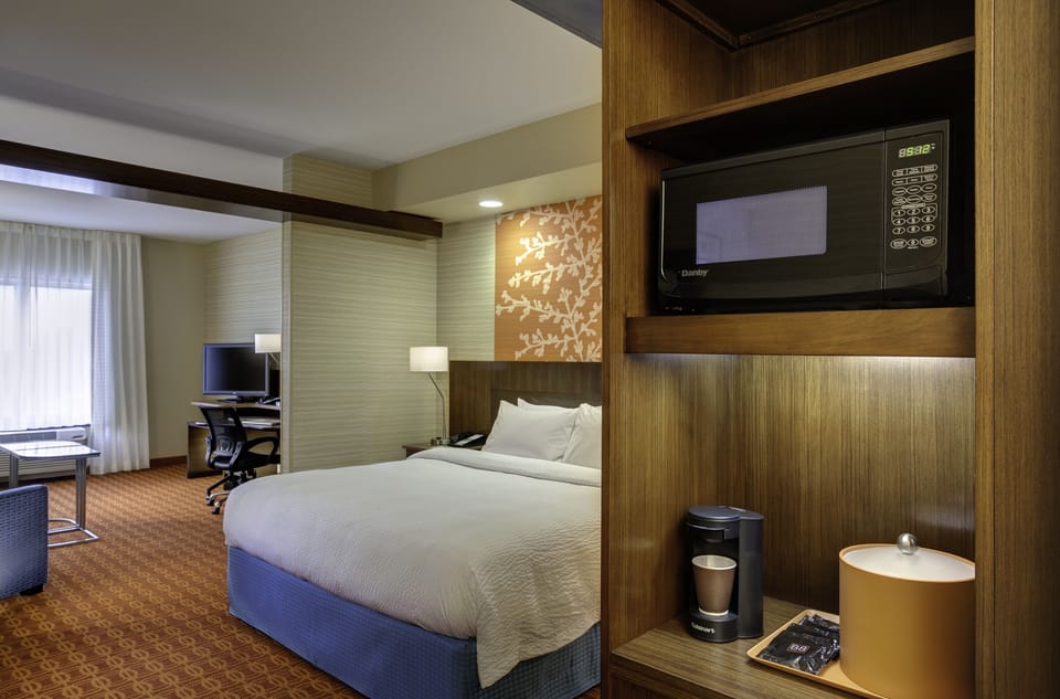 Room, 1 Queen Bed | Pillowtop beds, in-room safe, desk, soundproofing