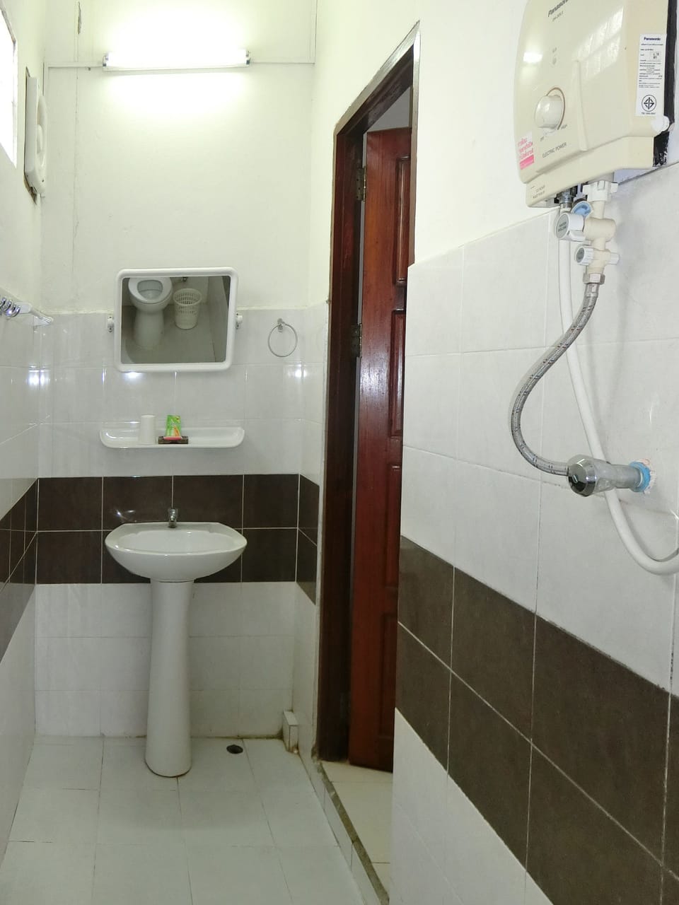 Superior Double Room | Bathroom | Shower, free toiletries, towels