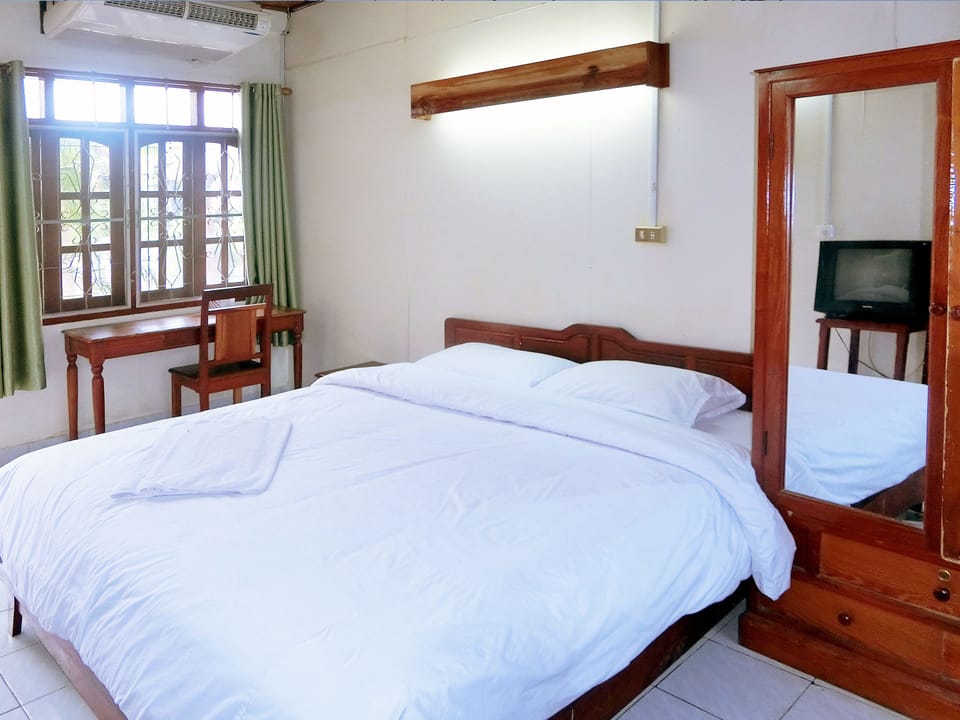 Standard Double Room, 1 Queen Bed, Non Smoking | Desk, free WiFi, bed sheets