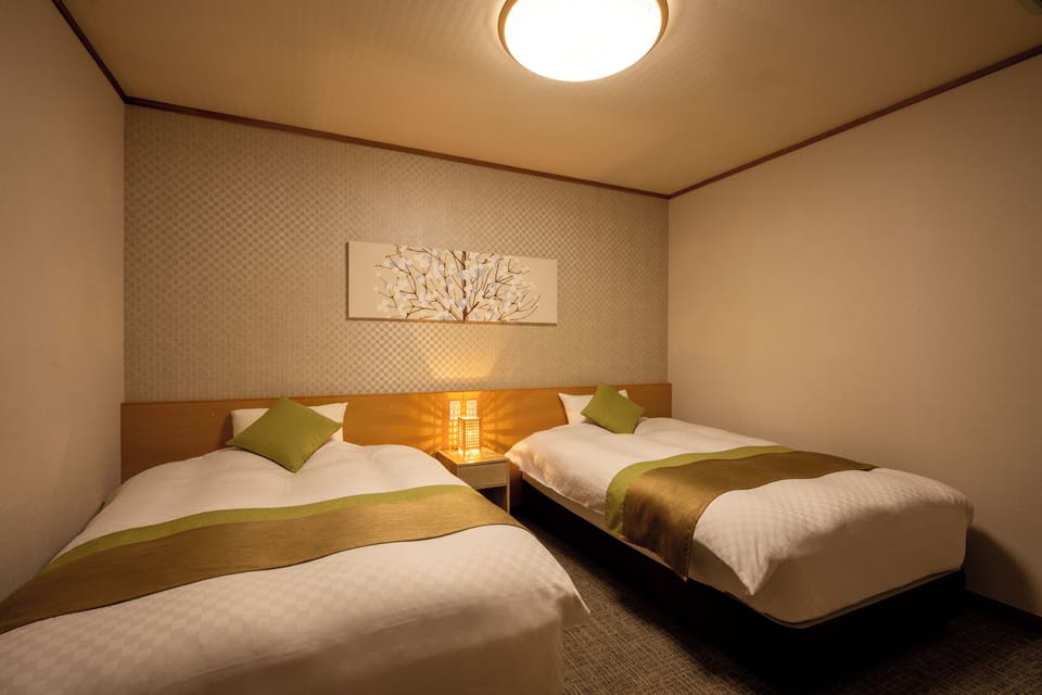 Deluxe Room, Non Smoking | Down comforters, in-room safe, WiFi (free), bed sheets