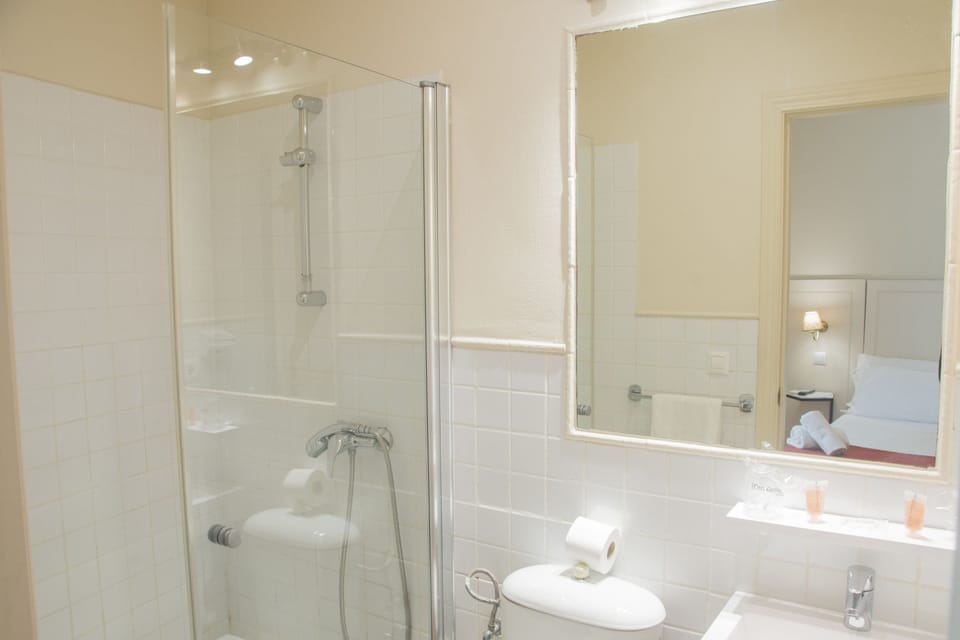Deluxe Double Room | Soundproofing, iron/ironing board, free WiFi, bed sheets