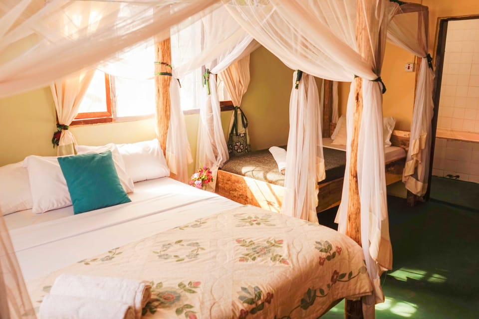 Triple Room | Desk, WiFi (free), bed sheets