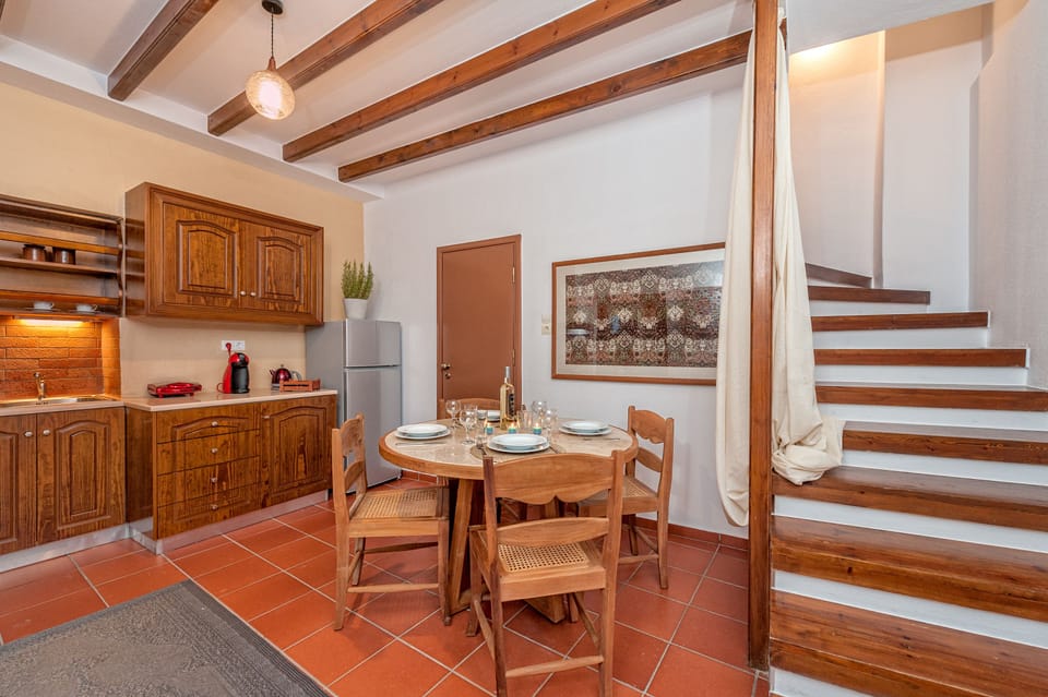 Duplex | Private kitchen | Fridge, stovetop, coffee/tea maker, electric kettle