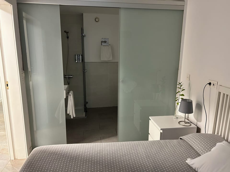 Economy Double Room - Ground Level | Bathroom | Shower, free toiletries, hair dryer, towels