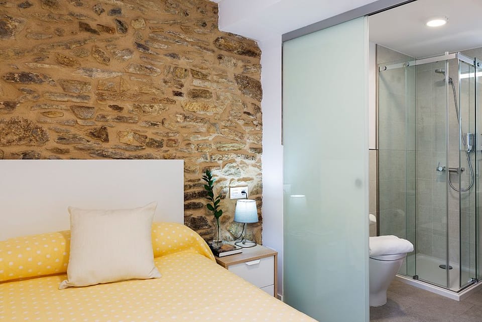 Single Room | Blackout drapes, iron/ironing board, free WiFi, bed sheets