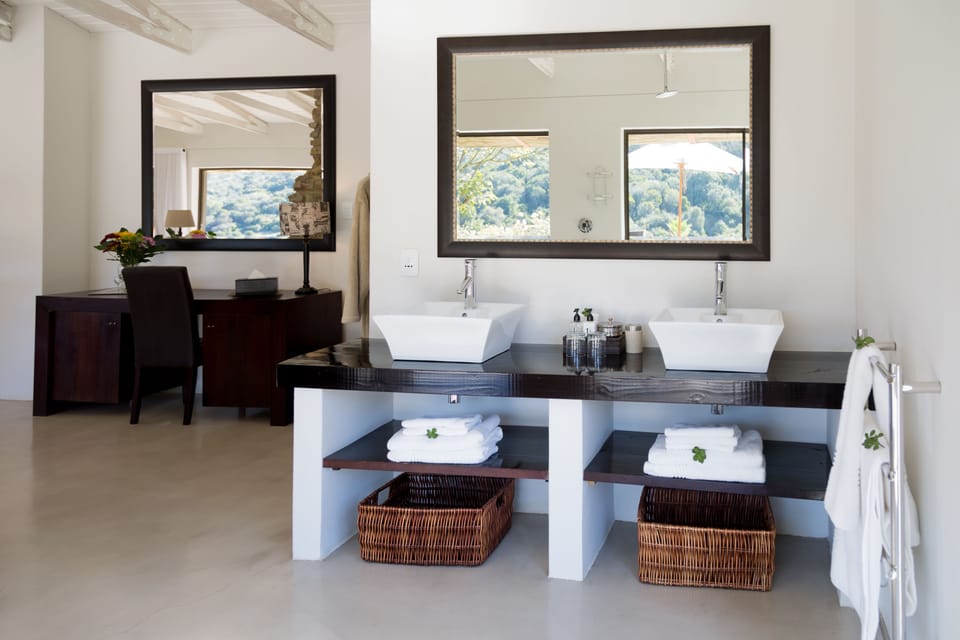 Separate tub and shower, deep soaking tub, rainfall showerhead