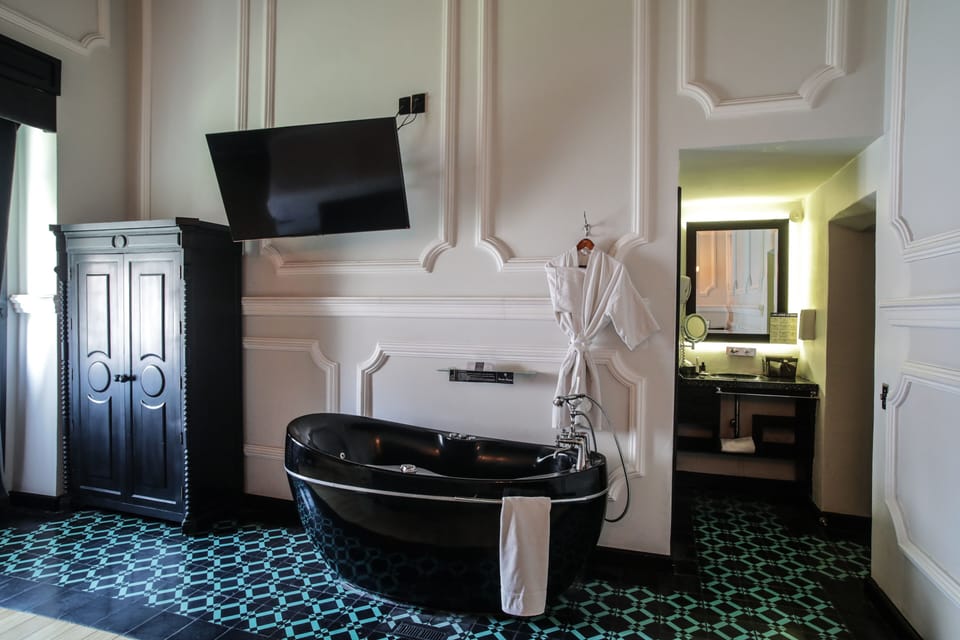 Balcony Suite | Minibar, in-room safe, iron/ironing board (on request), WiFi (free)