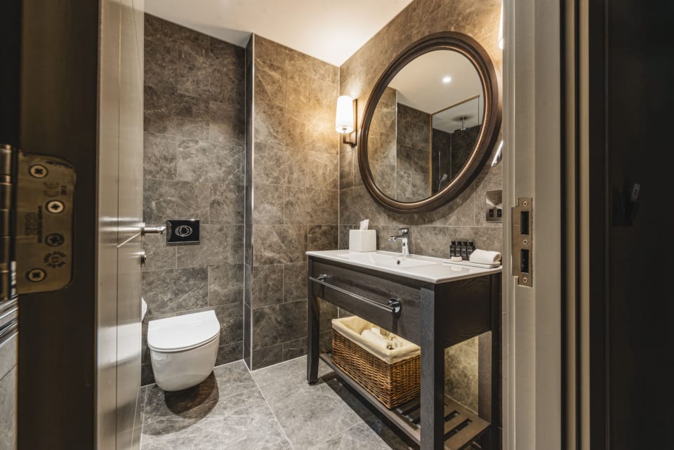 Room, 1 King Bed, Garden Area | Bathroom | Free toiletries, hair dryer, slippers, towels