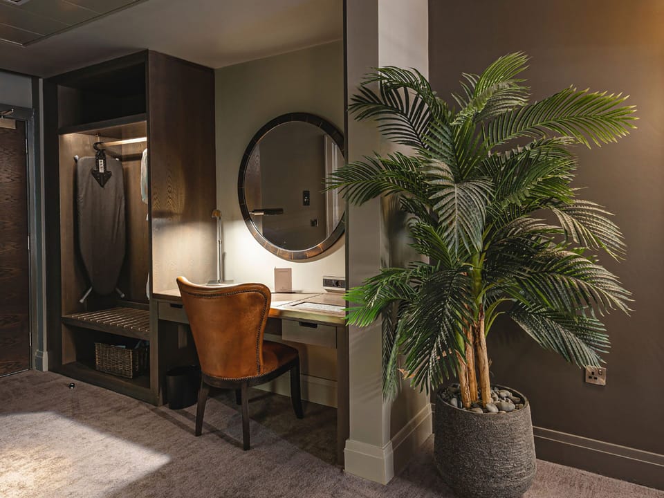 Junior Suite | Living area | 49-inch flat-screen TV with satellite channels, TV