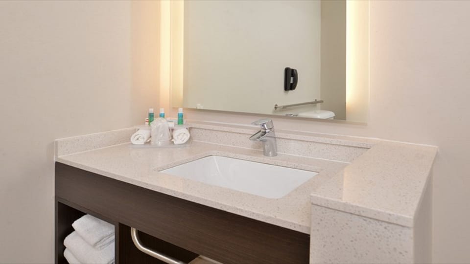 Combined shower/tub, free toiletries, hair dryer, towels