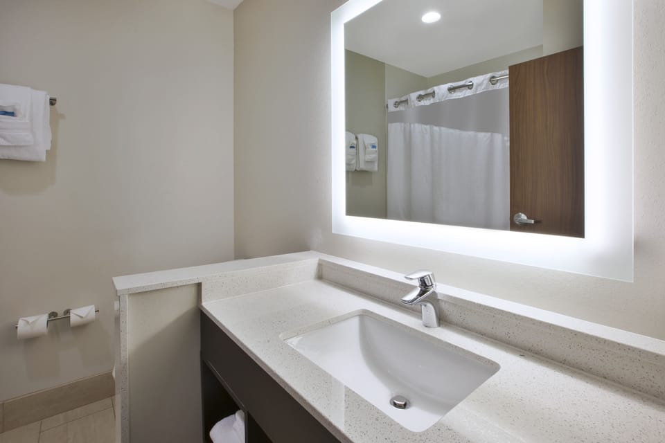 Combined shower/tub, free toiletries, hair dryer, towels