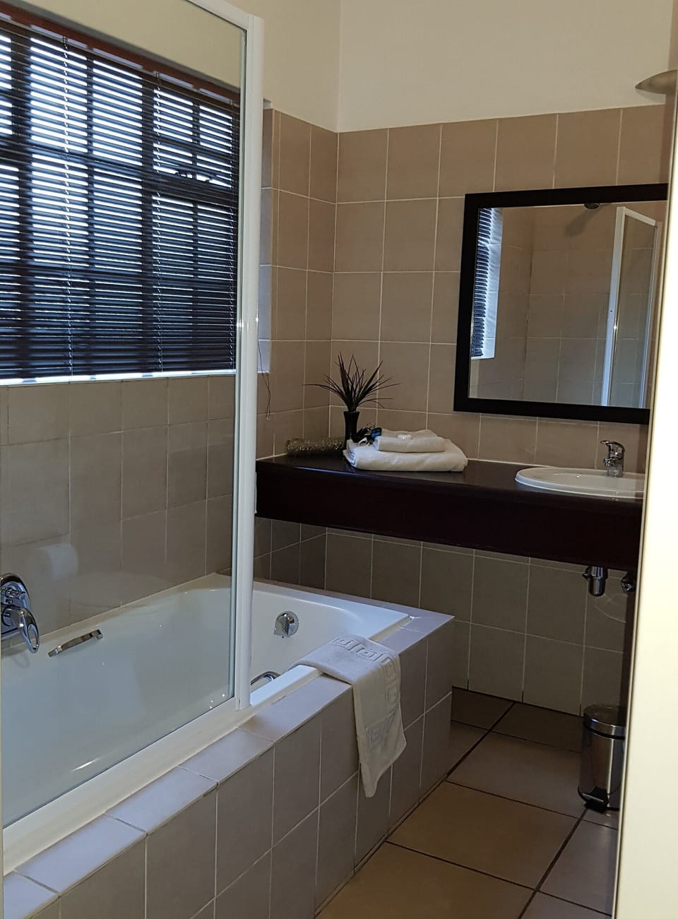 Combined shower/tub, rainfall showerhead, free toiletries, hair dryer