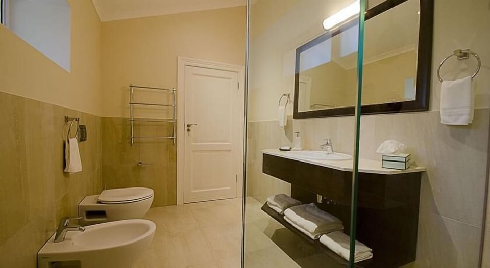 Self-Catering Guesthouse | Bathroom | Free toiletries, slippers, towels