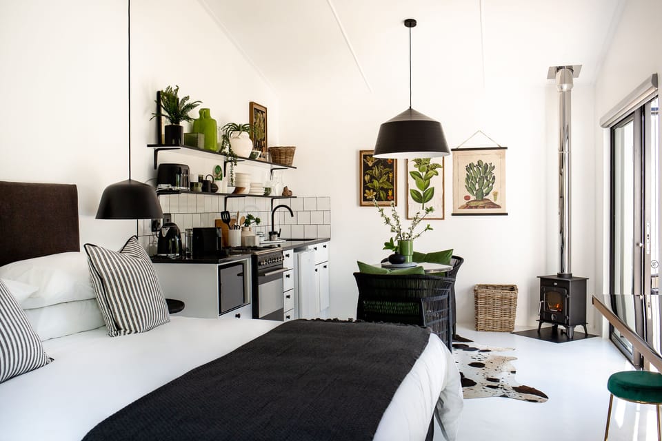 Deluxe Studio | Minibar, in-room safe, desk, laptop workspace
