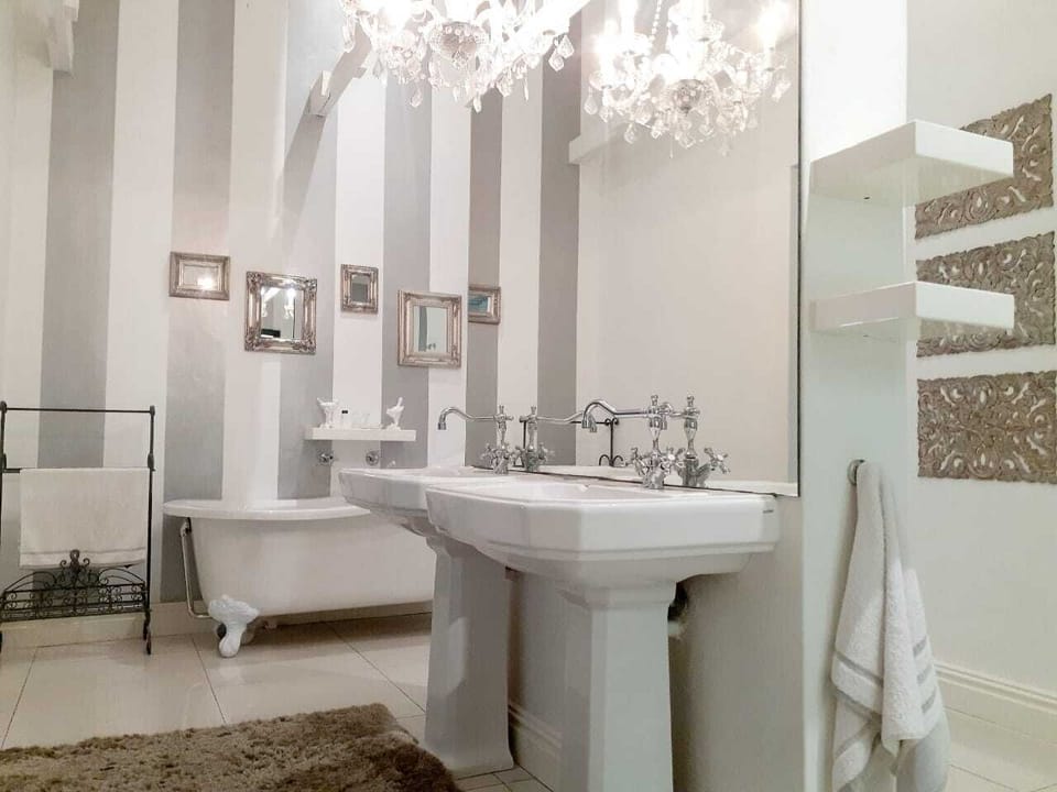 Luxury Room, 1 King Bed, Garden View | Bathroom | Shower, free toiletries, hair dryer, towels