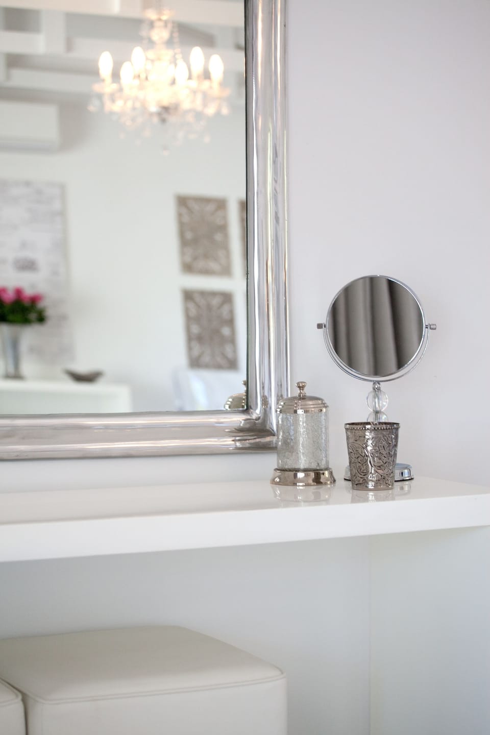 Luxury Room, 1 King Bed, Garden View | Minibar, in-room safe, desk, laptop workspace