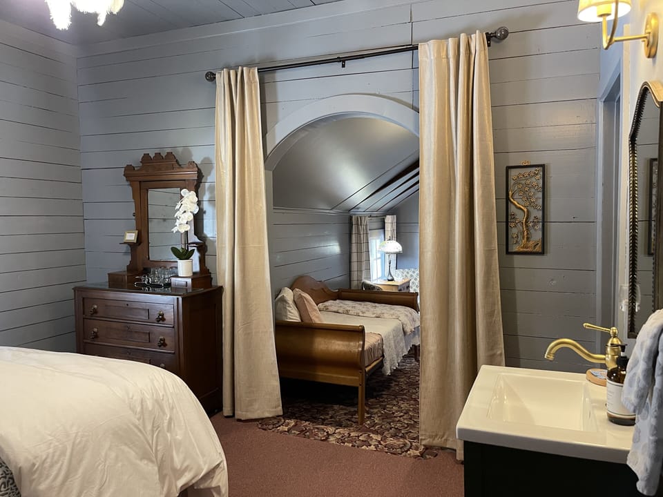 Friendship Suite | Desk, free WiFi, bed sheets