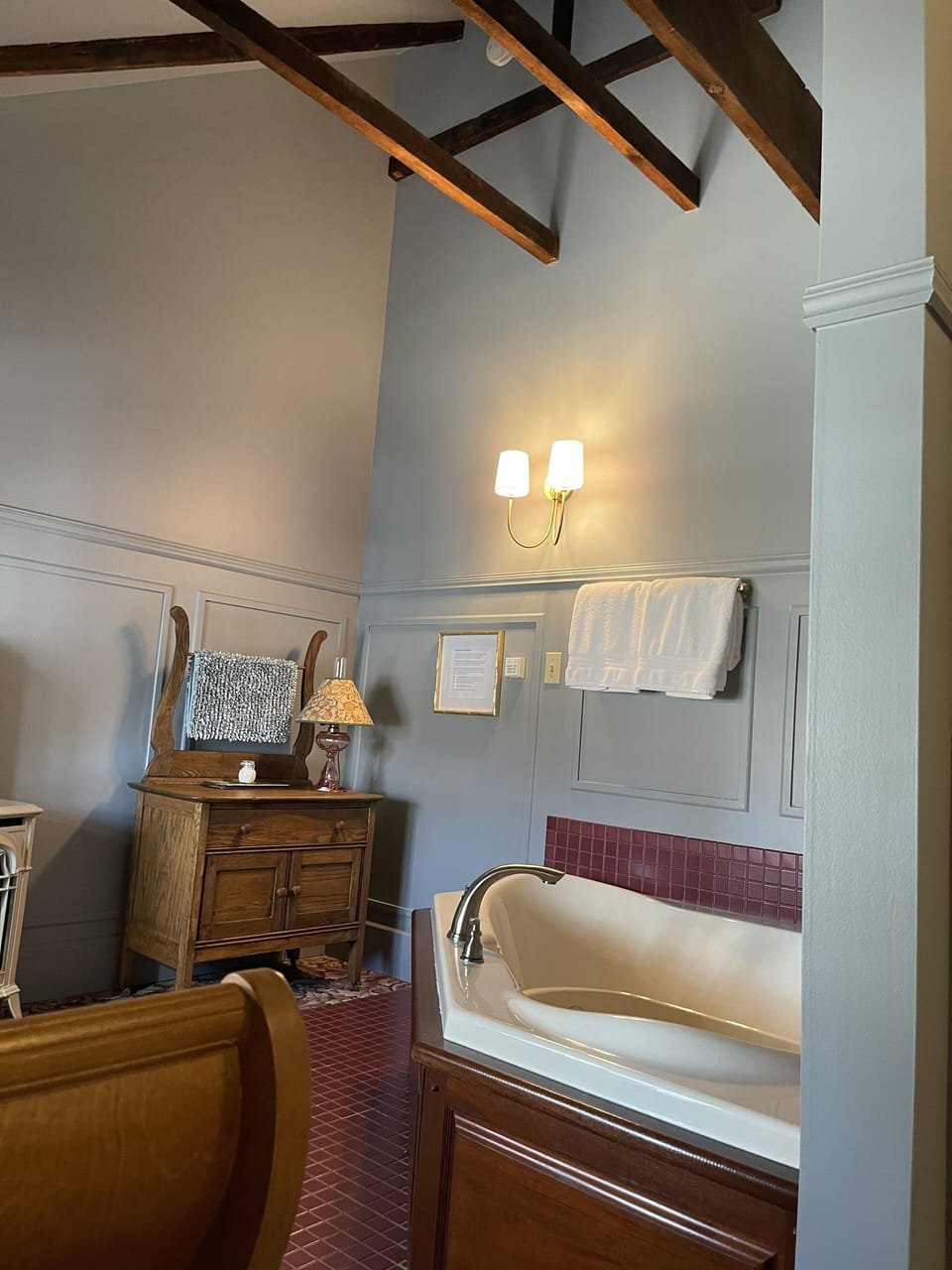 Friendship Suite | Desk, free WiFi, bed sheets