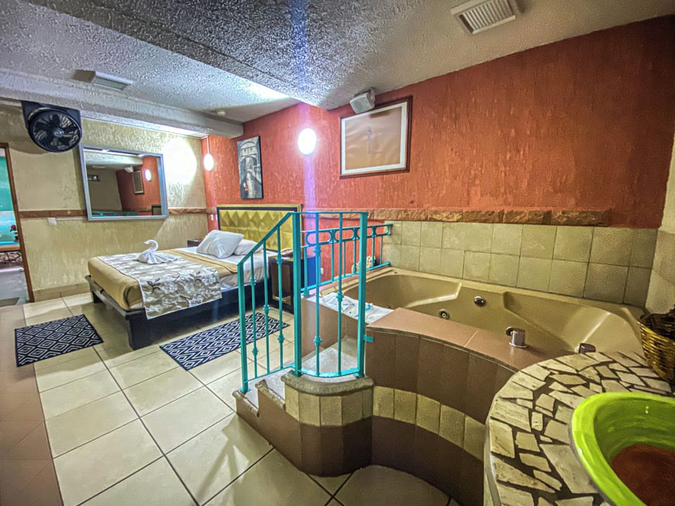 Comfort Room, 1 King Bed, Hot Tub | Desk, free WiFi, bed sheets