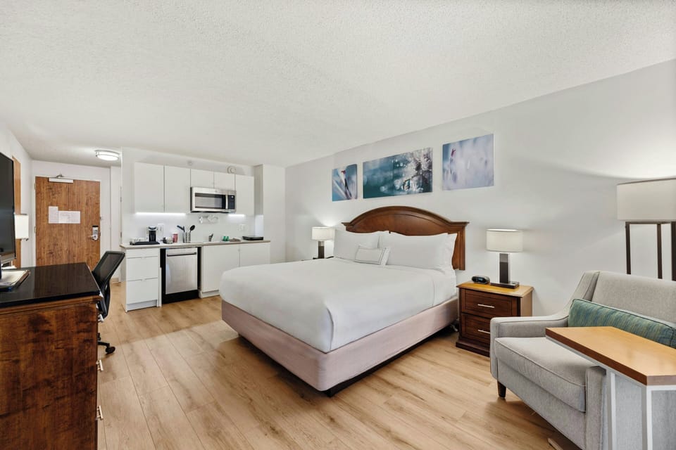 Deluxe Room, 1 King Bed | Private kitchen | Coffee/tea maker