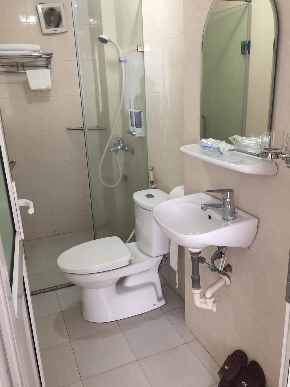 Combined shower/tub, free toiletries, slippers, towels