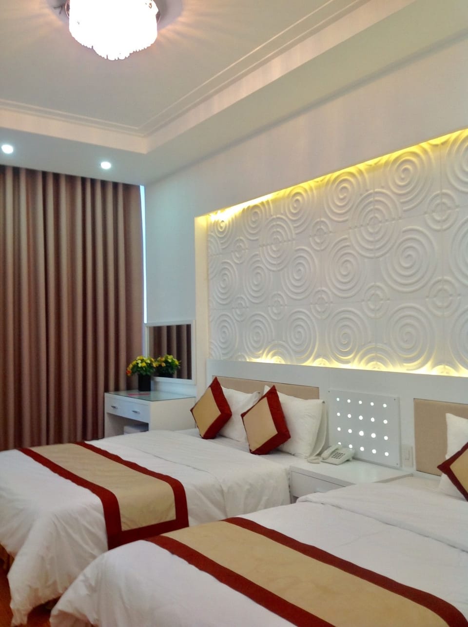 Family Room | Minibar, desk, free WiFi