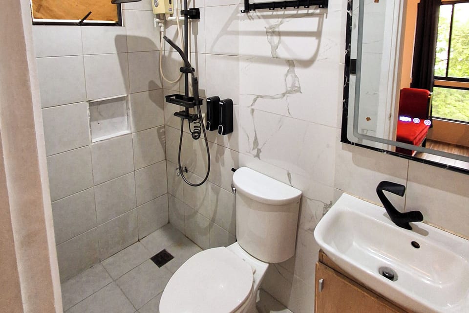 Standard Queen Room | Bathroom | Shower, rainfall showerhead, free toiletries, slippers