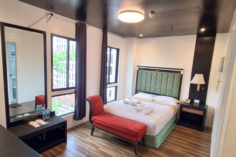 Standard Queen Room | In-room safe, bed sheets
