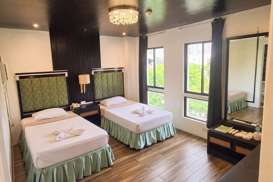 Twin Room | In-room safe, bed sheets