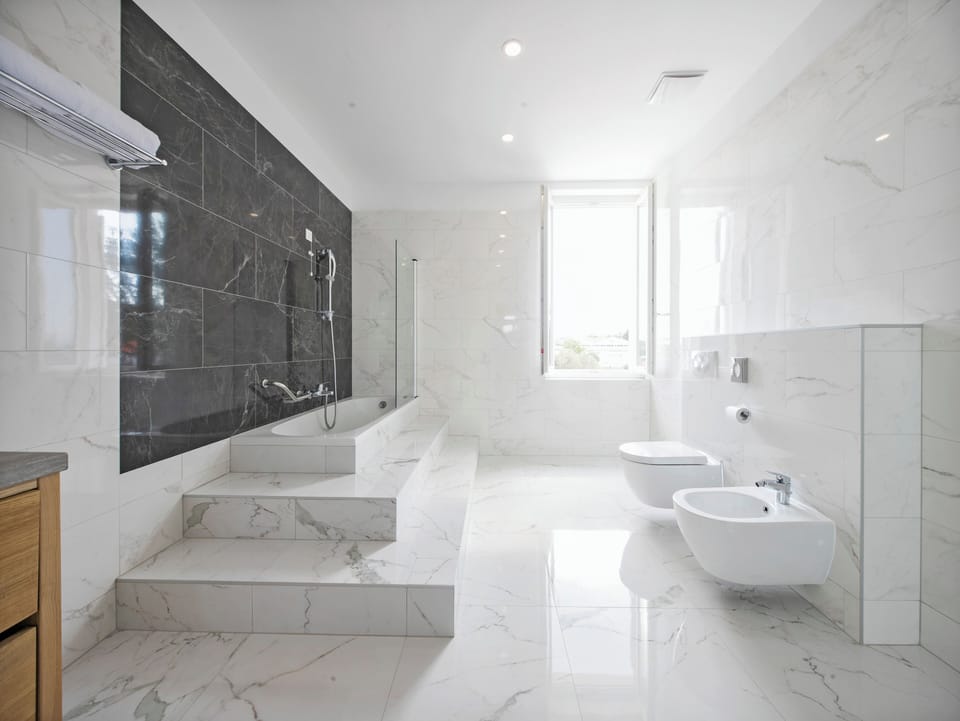 Melion luxury suite with balcony | Bathroom | Free toiletries, hair dryer, towels