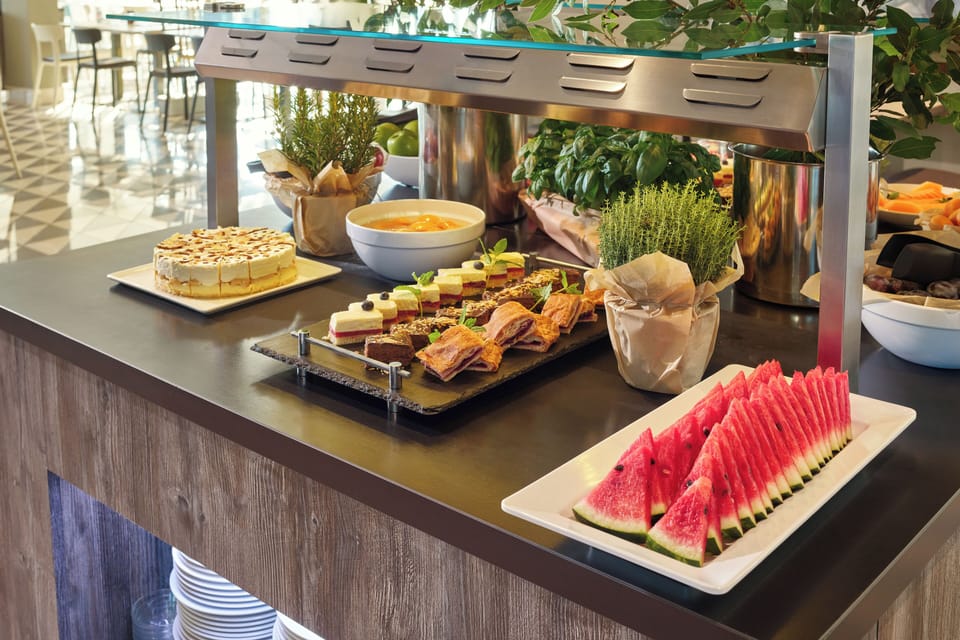 4 restaurants, breakfast served