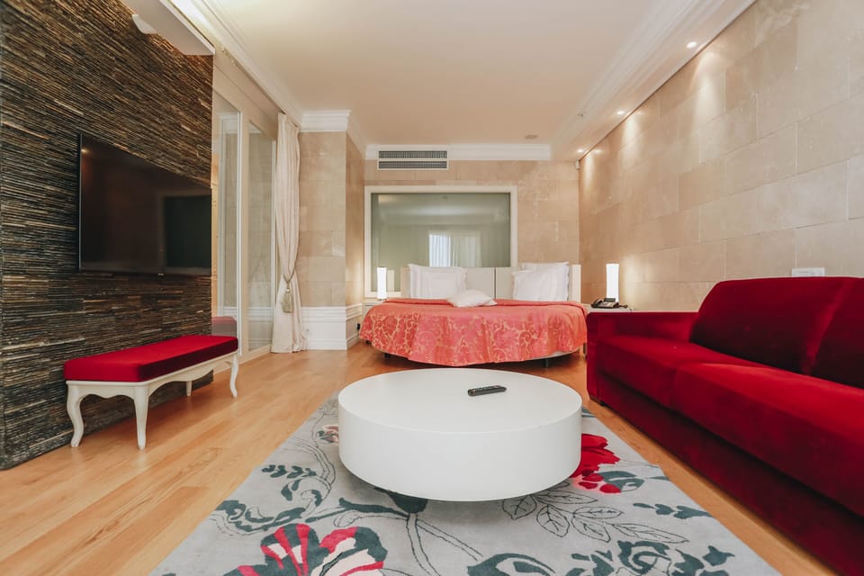 Family Studio Suite | Premium bedding, minibar, in-room safe, desk