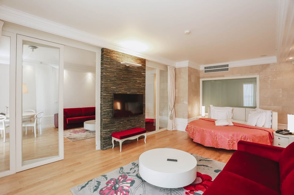 Family Studio Suite | Premium bedding, minibar, in-room safe, desk