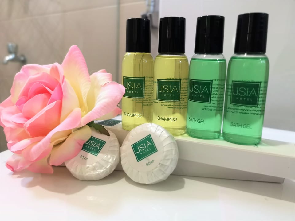 Shower, rainfall showerhead, free toiletries, towels