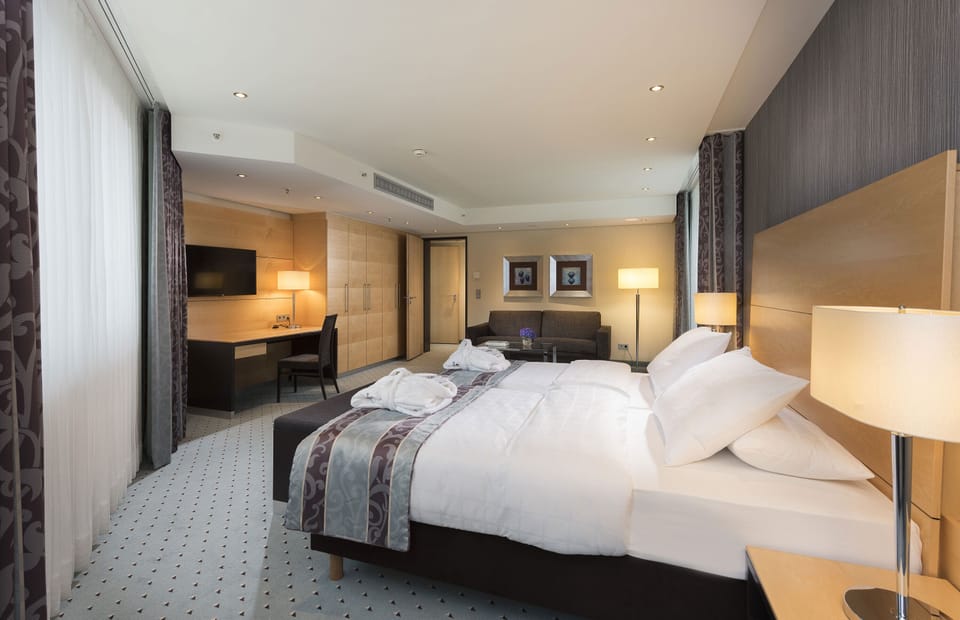 Master Suite | Hypo-allergenic bedding, in-room safe, desk, soundproofing