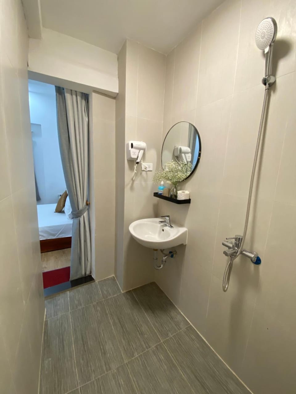 Shower, hydromassage showerhead, free toiletries, hair dryer