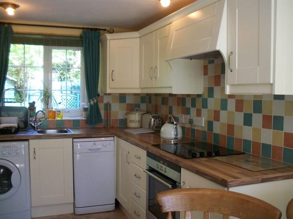 Family Cottage, Private Bathroom, Garden View (self-catering) | Private kitchen