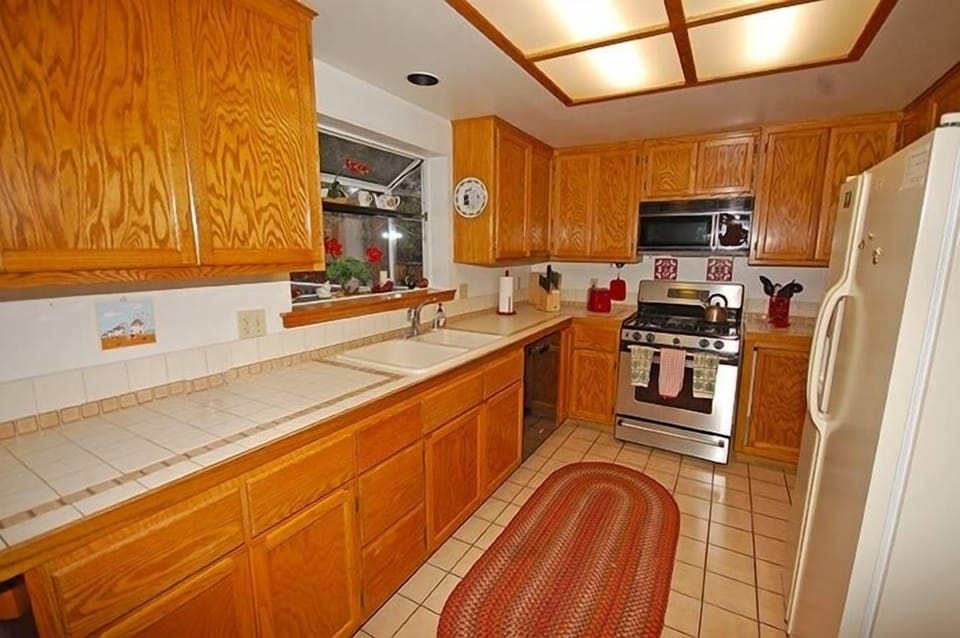 House, 3 Bedrooms | Private kitchen | Full-size fridge, microwave, oven, stovetop