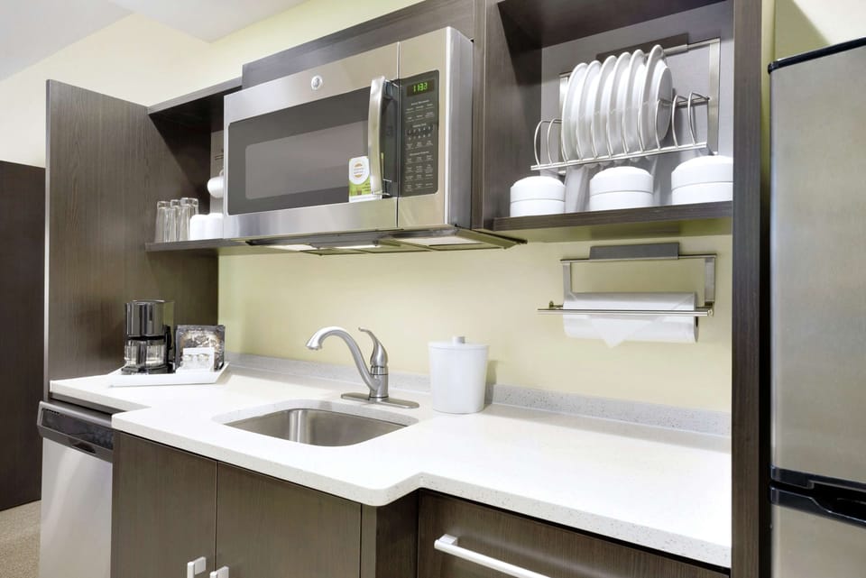 Full-size fridge, microwave, dishwasher, coffee/tea maker